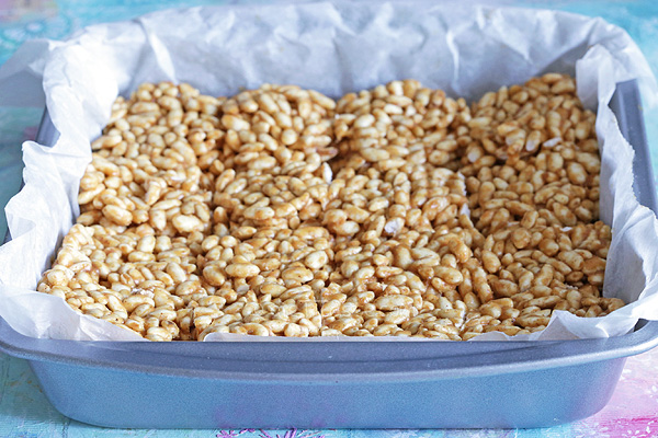 Vegan Rice Crispy Treats - brow rice cereals with peanut butter and sugar syrup (no marshmallow), flavored with vanilla and cinnamon - great healthy post workout treat for grown ups or afternoon treat for kids