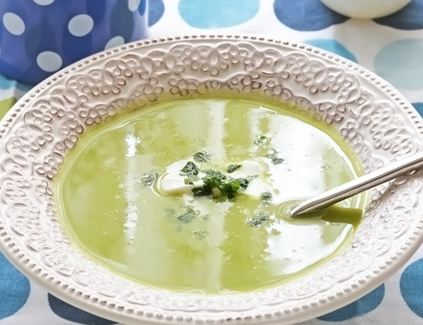 Green Pea Soup (vegetarian) - old English recipe for authentic spring green pea soup with mint