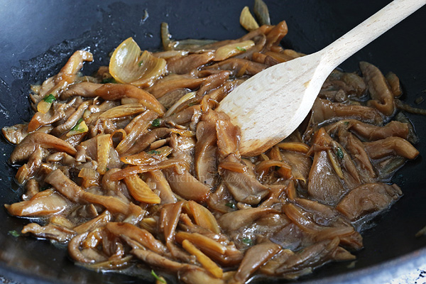 Oyster Mushroom Stir-Fry - a quick and easy meal in a matter of minutes